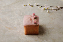 ギャラリービューアに画像を読み込む、3月1日発売開始: 桜抹茶パウンドケーキ
